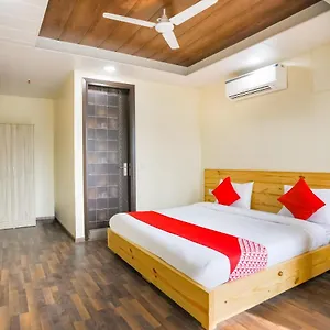 Oyo 71521 Crown Hotel Delhi (National Capital Territory of India)